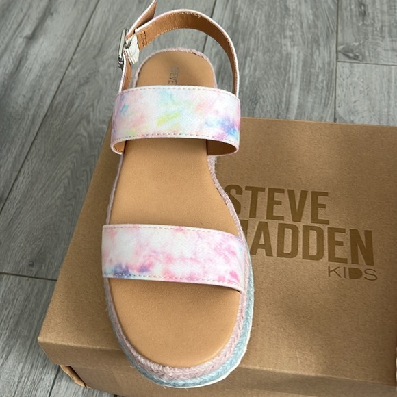 !!New!! Steve Madden girls stylish tie-dye sandals - Picture 3 of 7